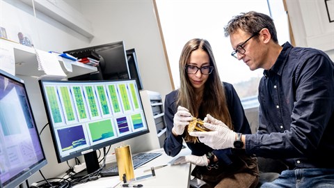 Professor Thomas Sand Jespersen og ph.d.-forsker Julia gør en test klar til nedkøling tæt på det absolutte nulpunkt. Foto: Bax Lindhardt